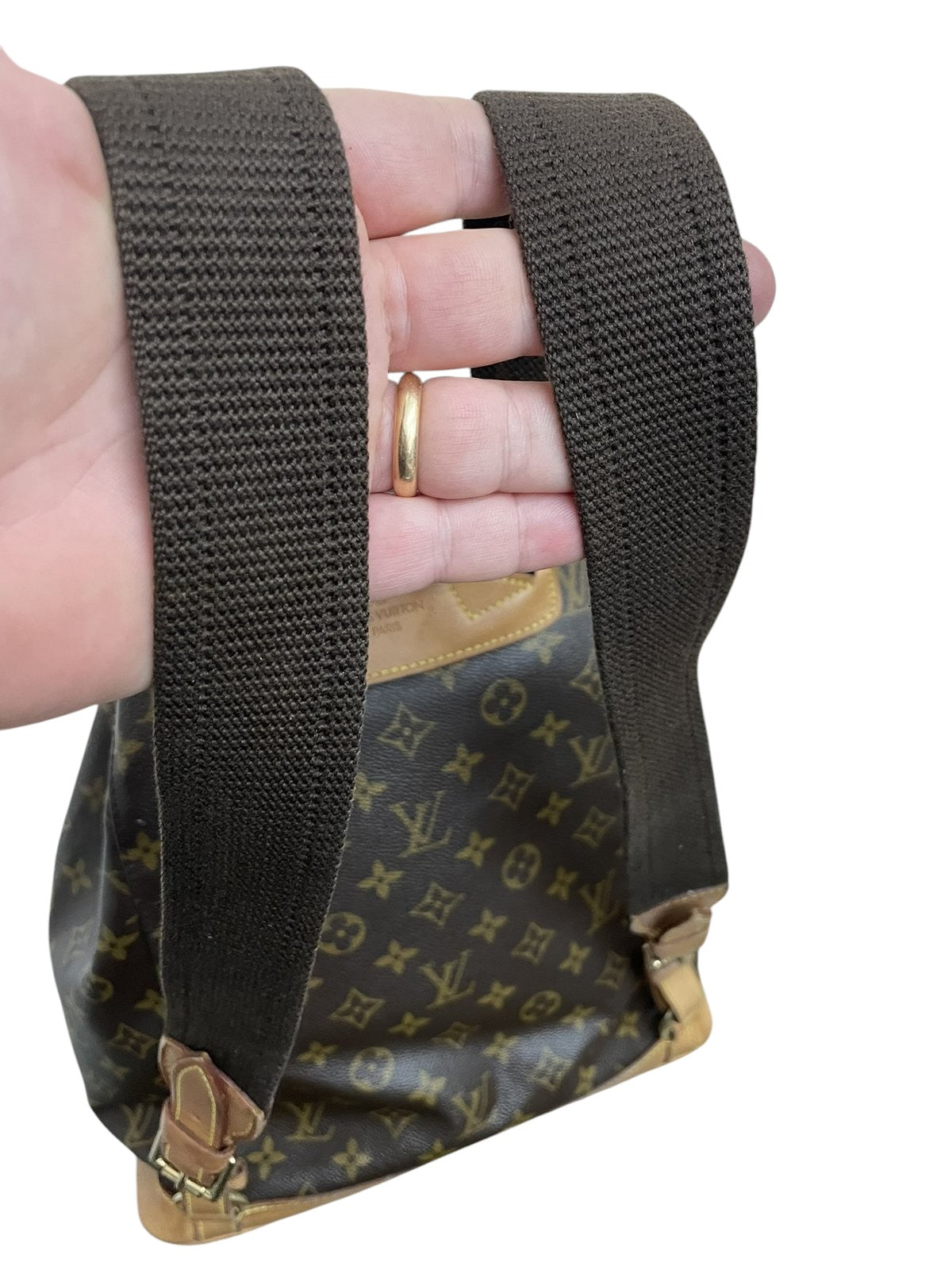 Dettaglio degli spallacci marroni sollevati dello zaino Louis Vuitton Montsouris GM - agevintage