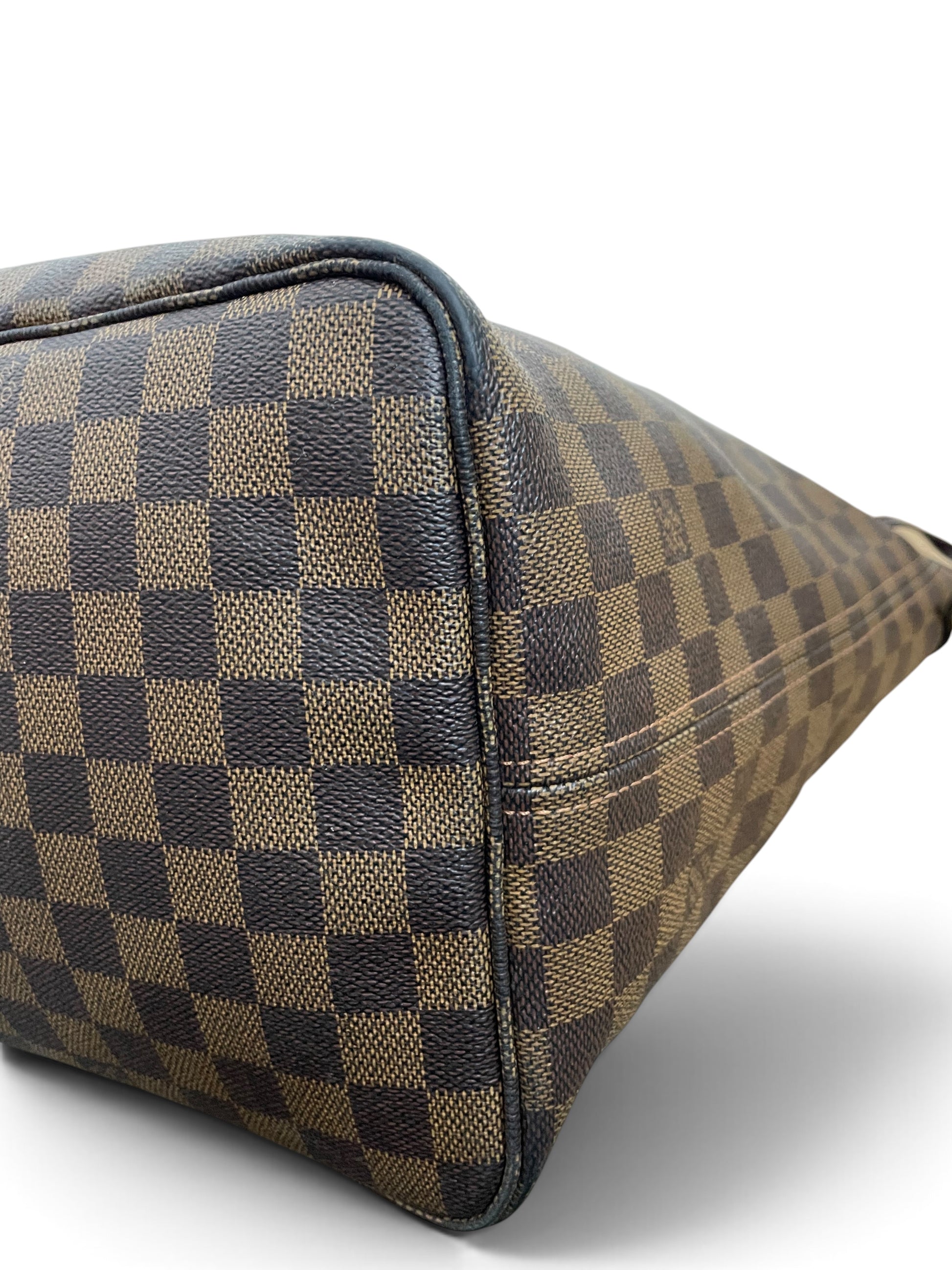 Angolo borsa Louis Vuitton Neverfull GM Damier Ebene dettaglio