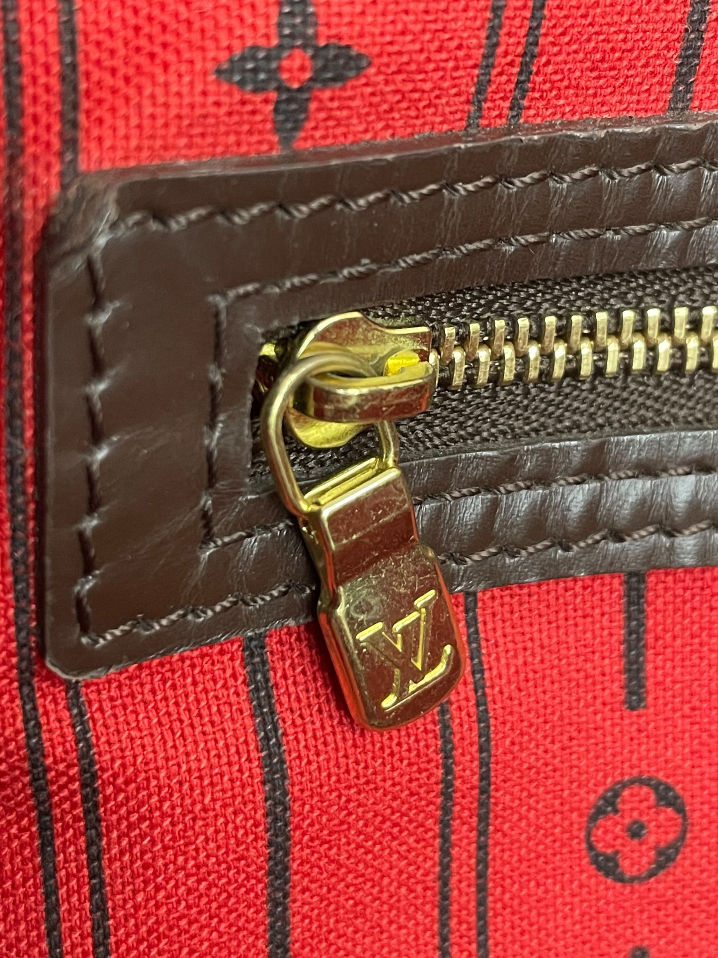 Cursore zip dorato con logo LV Neverfull GM