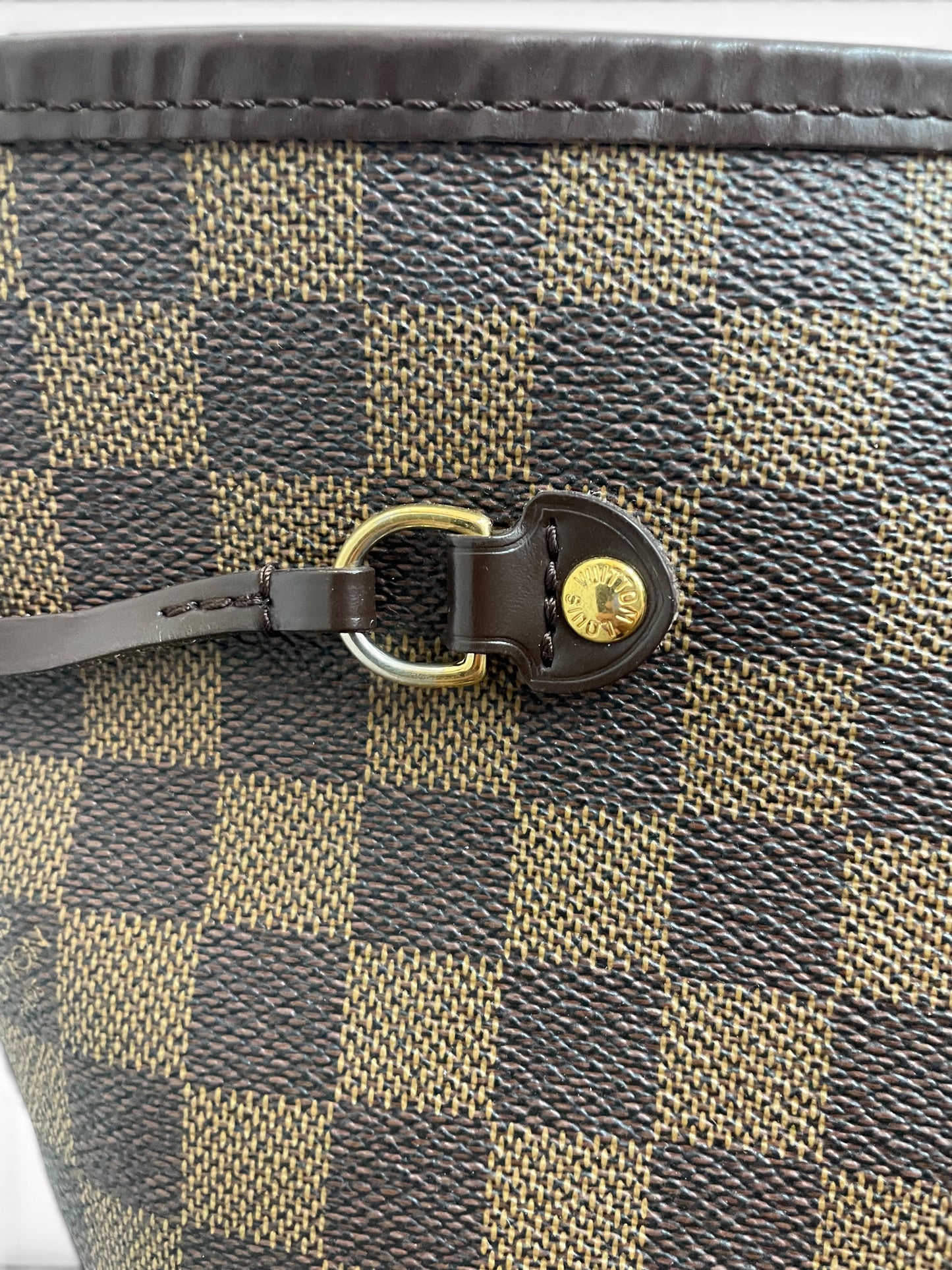 Dettaglio fibbia laterale dorata Louis Vuitton Neverfull GM
