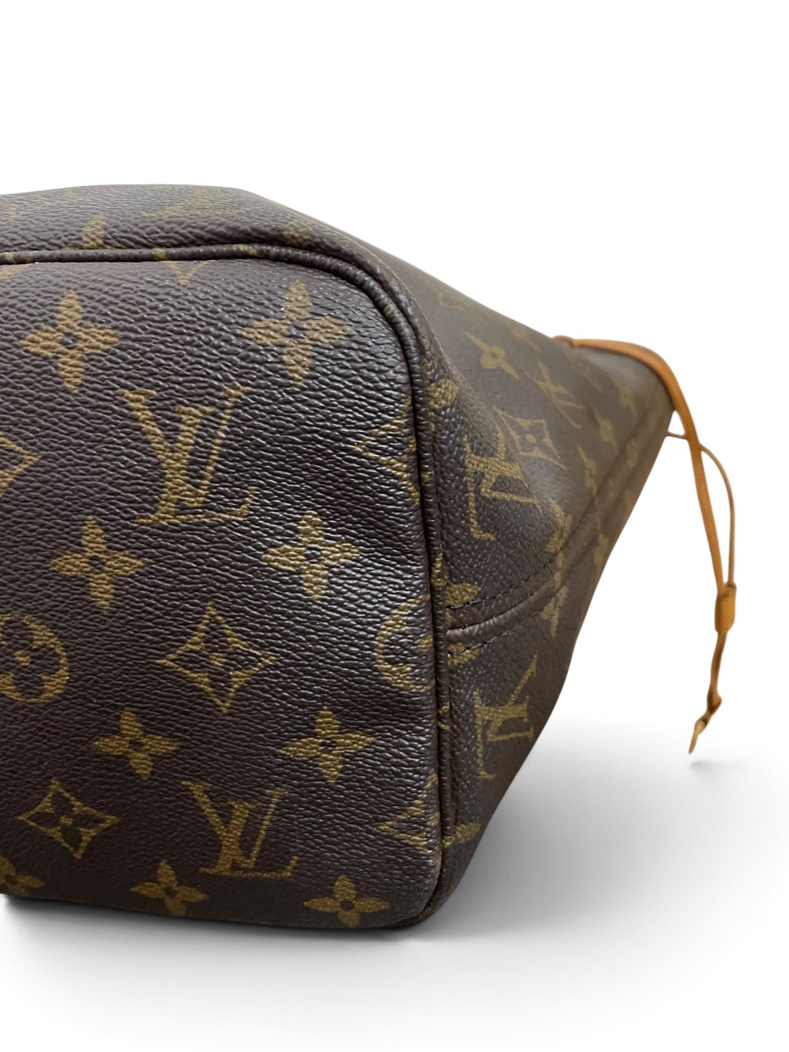 Angolo inferiore sinistro Louis Vuitton Neverfull MM con laccetto