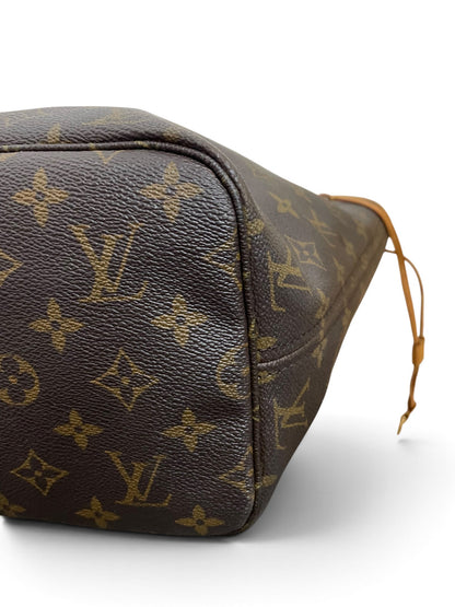 Angolo inferiore sinistro Louis Vuitton Neverfull MM con laccetto