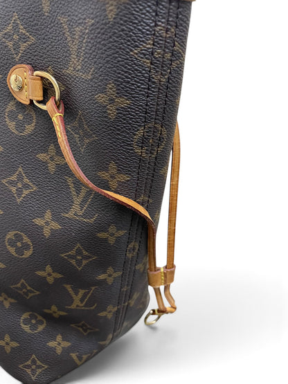 Dettaglio laterale cinghia e gancio Louis Vuitton Neverfull MM