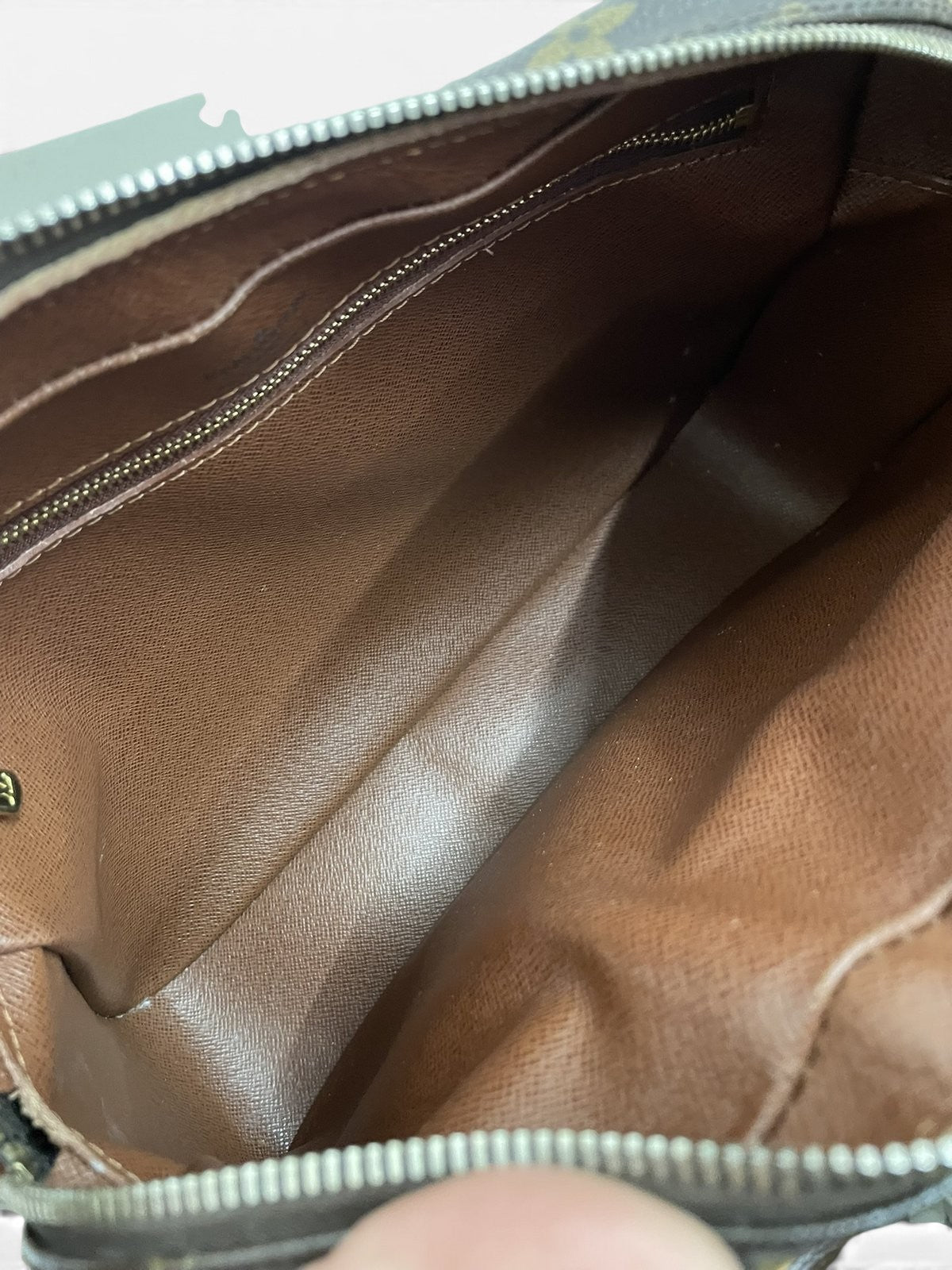 Interno borsa Louis Vuitton Nile con tasca zip