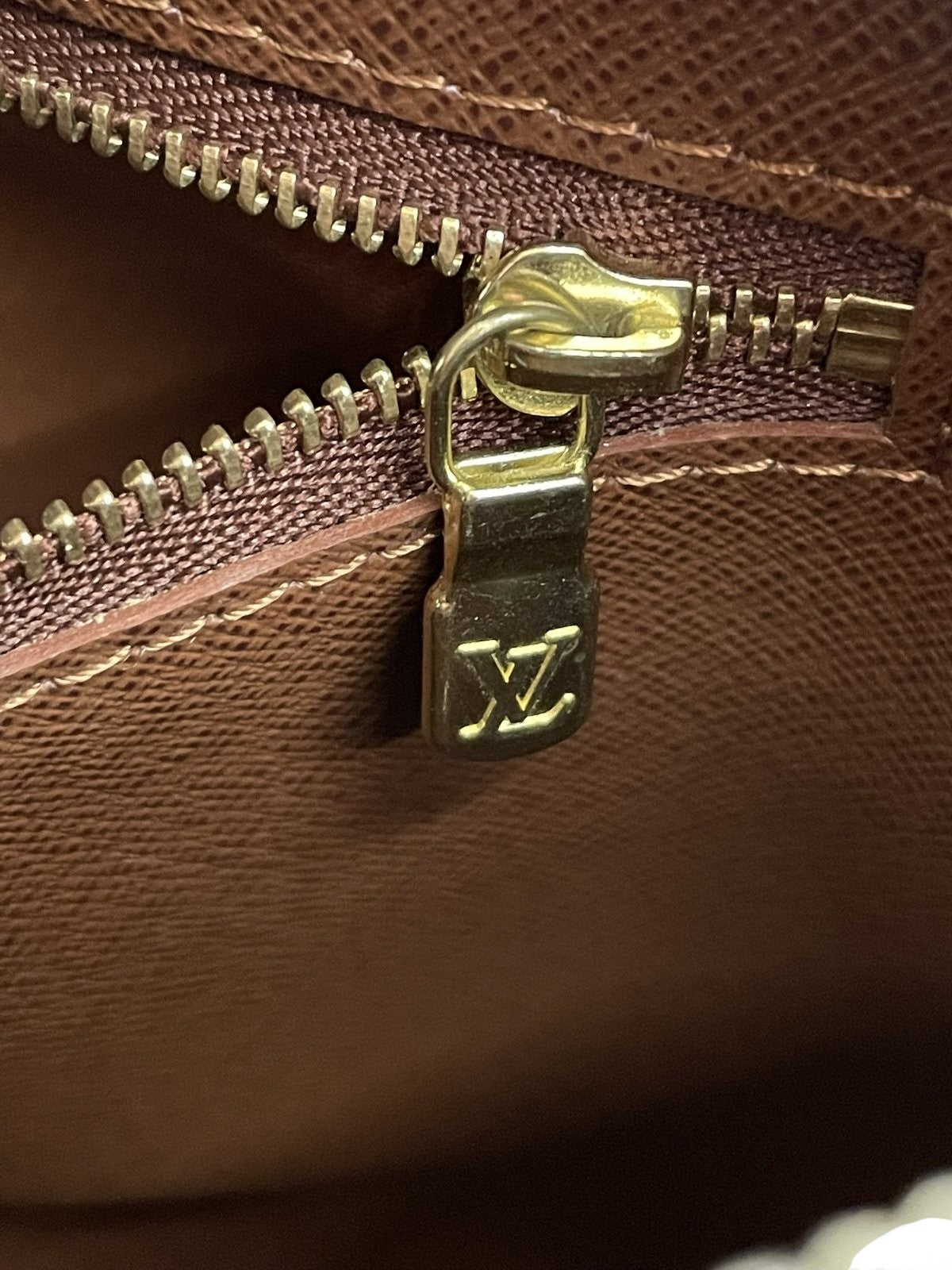 Zip pull con logo LV dorato Louis Vuitton Nile