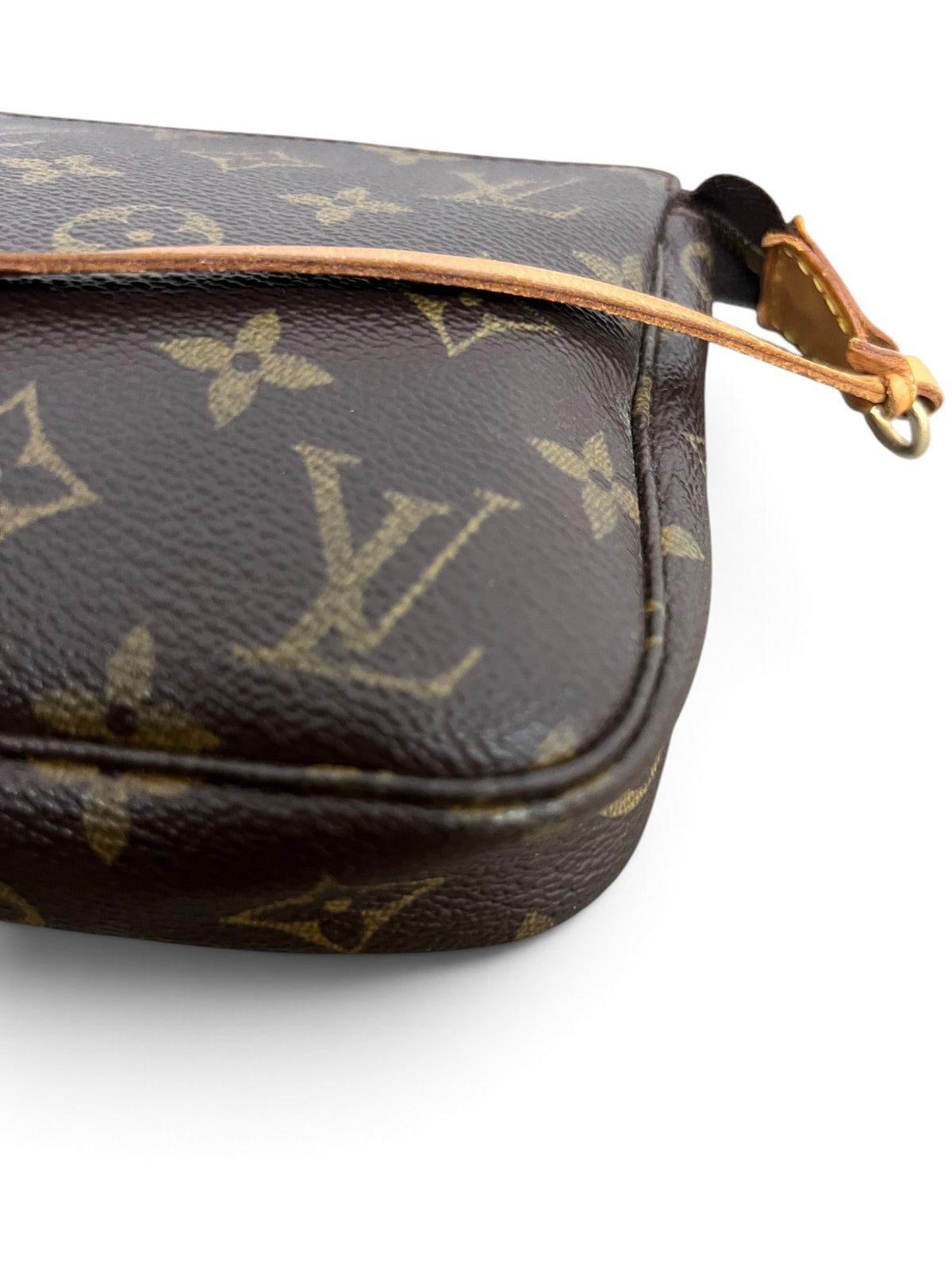 Dettaglio angolo e moschettone pochette Louis Vuitton vintage
