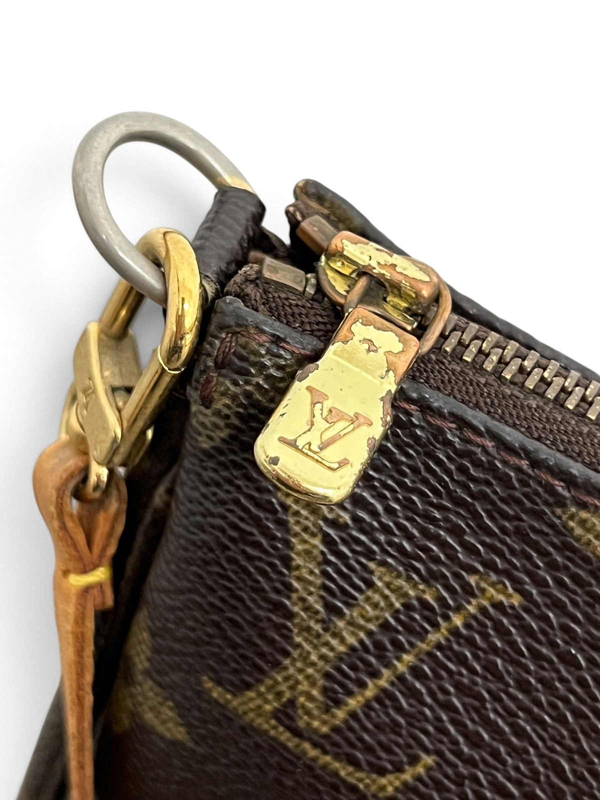 Dettaglio zip e tirante LV consumato pochette Louis Vuitton