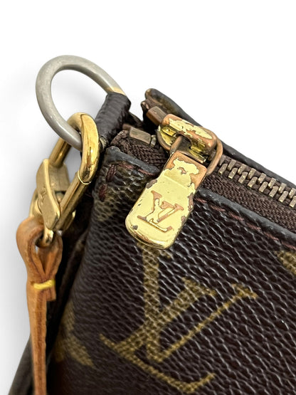 Dettaglio zip e tirante LV consumato pochette Louis Vuitton