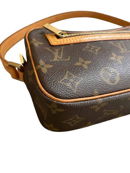 Dettaglio dell'angolo e delle finiture in vacchetta Louis Vuitton