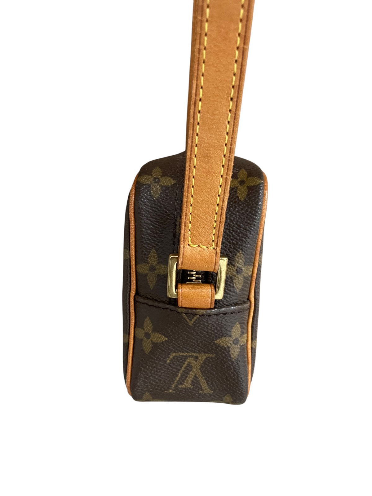 Dettaglio del fianco e dell'attacco della tracolla Louis Vuitton Cité