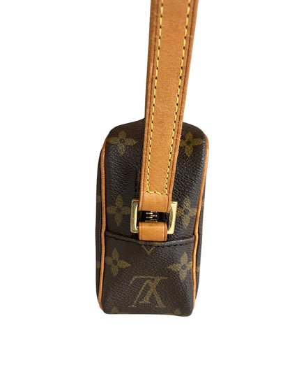 Dettaglio del fianco e dell'attacco della tracolla Louis Vuitton Cité