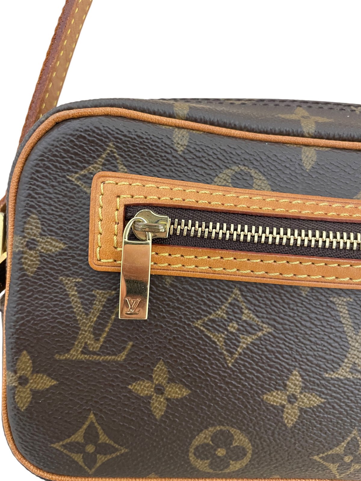 Dettaglio della tasca frontale con cerniera della borsa Louis Vuitton Cité