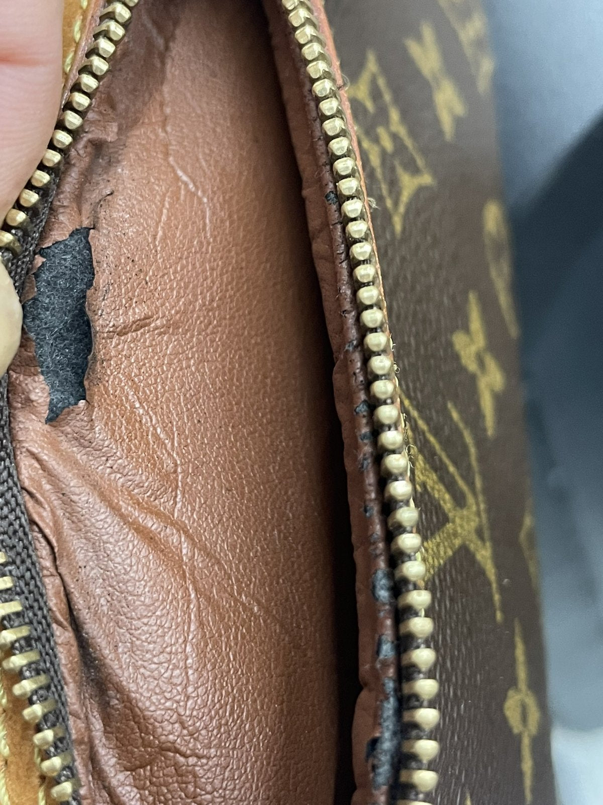 Close-up delle condizioni interne e delle cuciture Louis Vuitton Cité