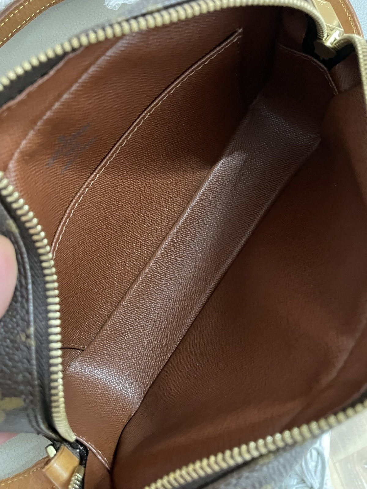 Interno spazioso della borsa Louis Vuitton Pochette Cité in pelle