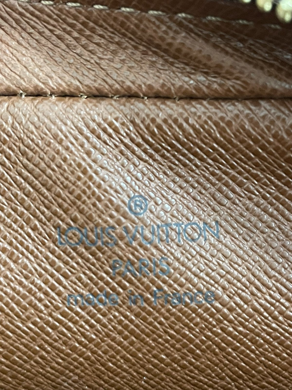 Dettaglio del logo impresso Louis Vuitton Paris made in France interno