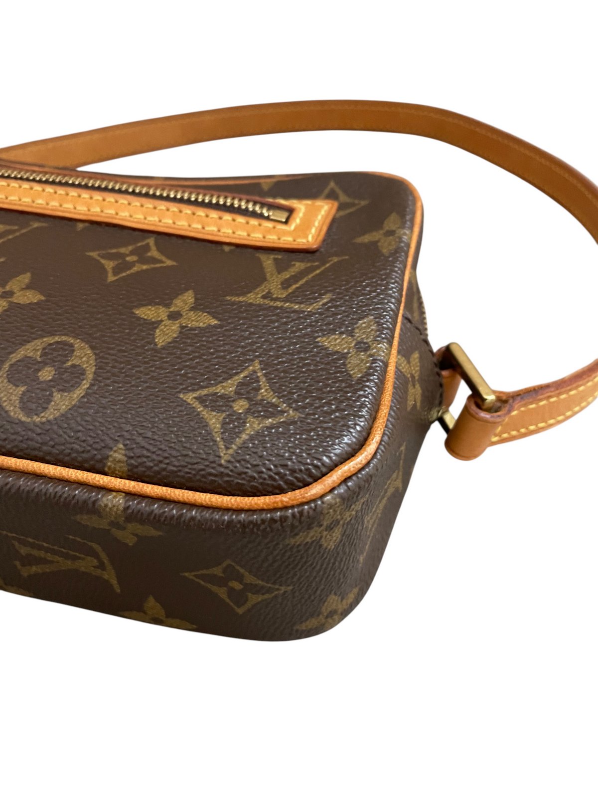 Inquadratura angolata della borsa vintage Louis Vuitton Pochette Cité