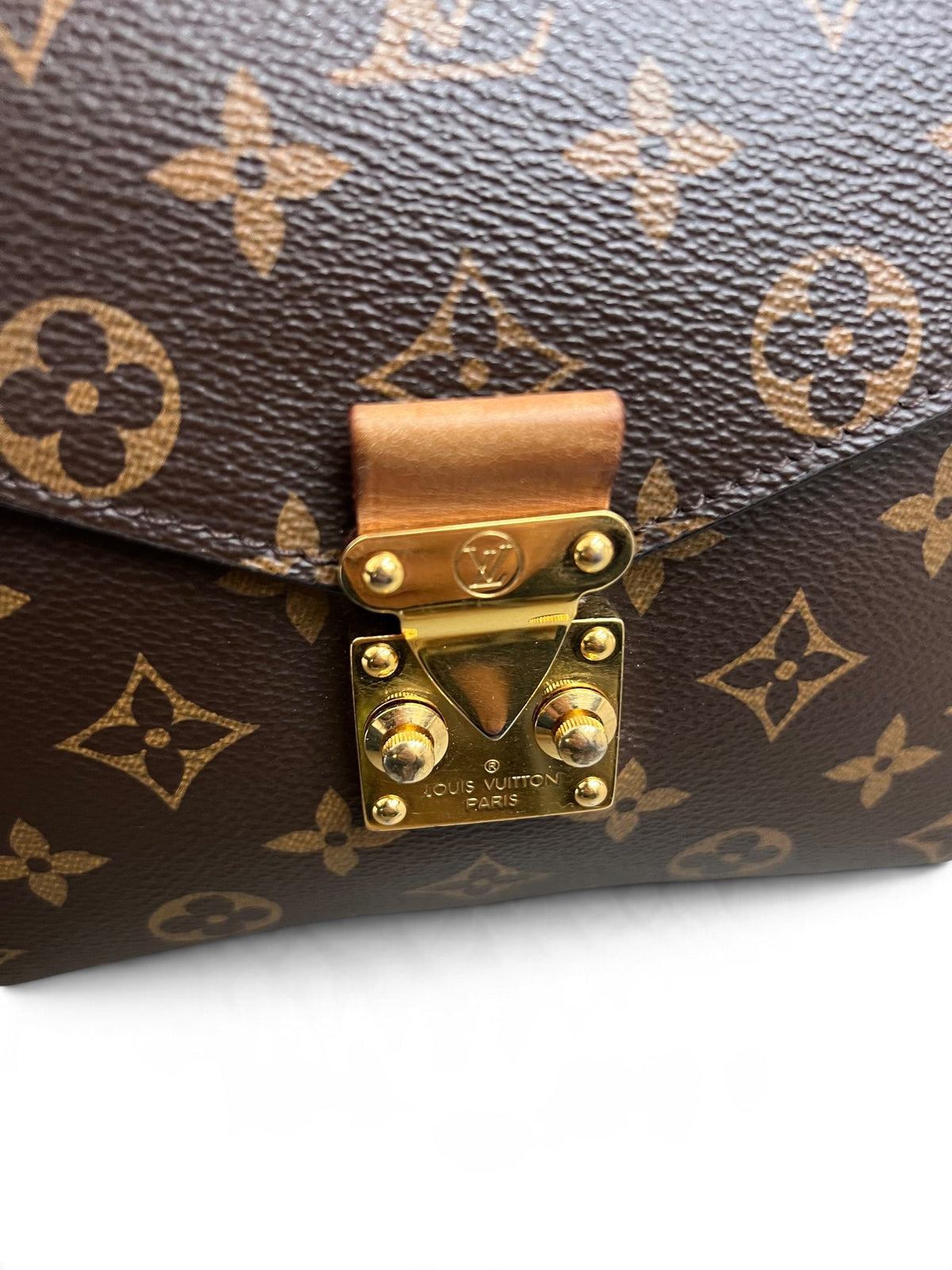 Dettaglio chiusura twist-lock dorata Louis Vuitton Pochette Métis