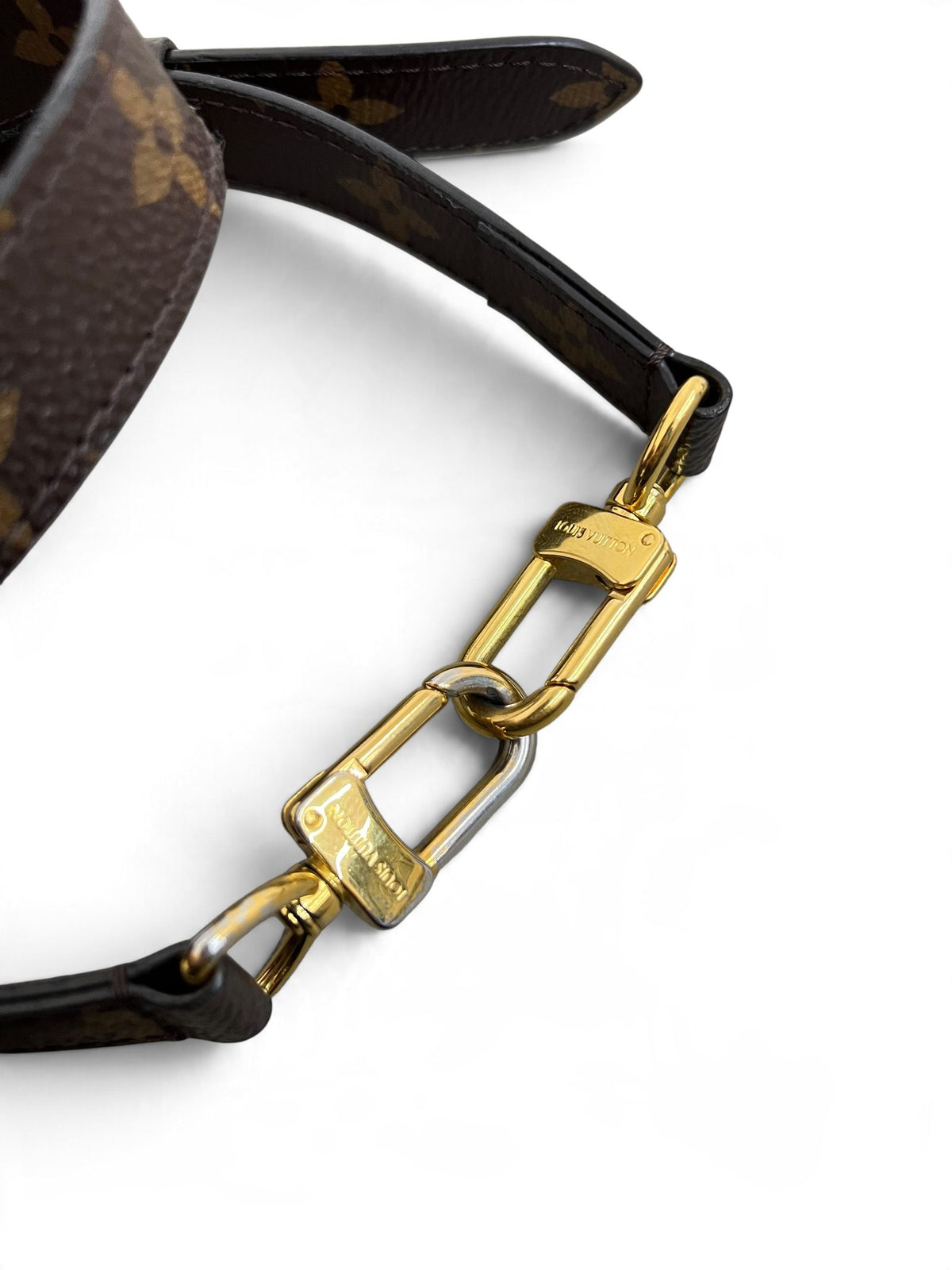 Dettaglio ganci hardware dorati tracolla Louis Vuitton Pochette Métis