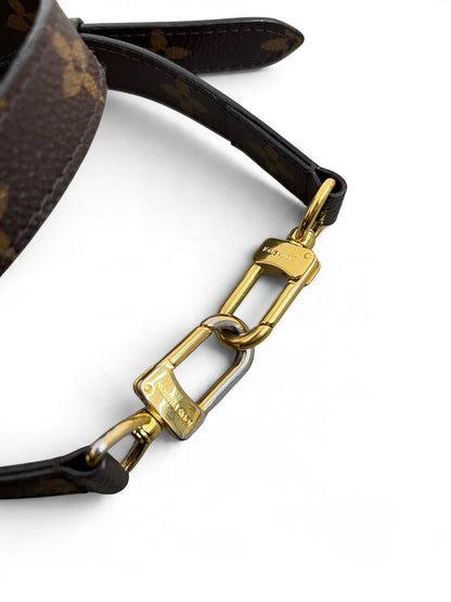 Dettaglio ganci hardware dorati tracolla Louis Vuitton Pochette Métis