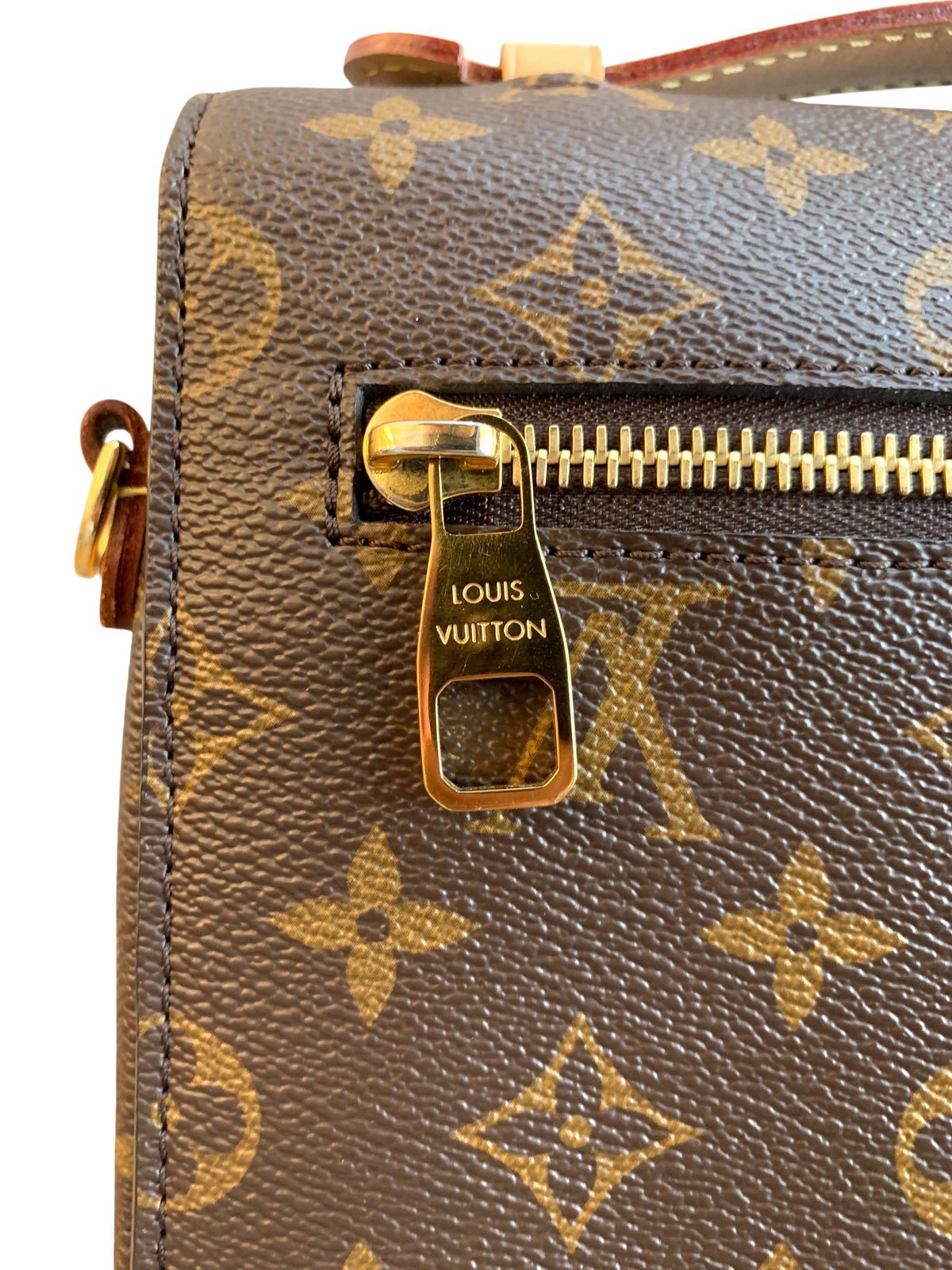 Louis Vuitton Pochette Métis Monogram M44875 Datacode DR5109 - AgeVintage