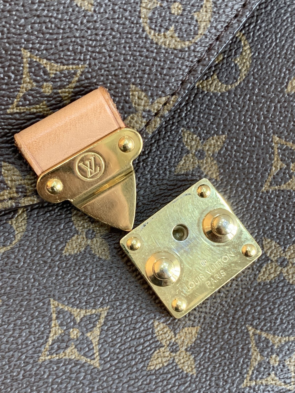Louis Vuitton Pochette Métis Monogram M44875 Datacode DR5109 - AgeVintage