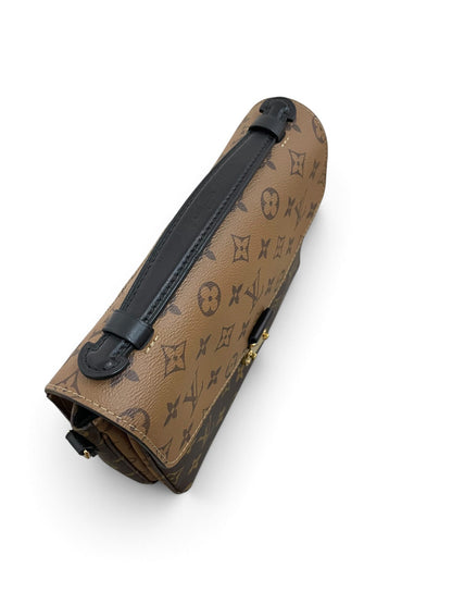 Louis Vuitton Pochette Métis vista dall'alto con manico nero