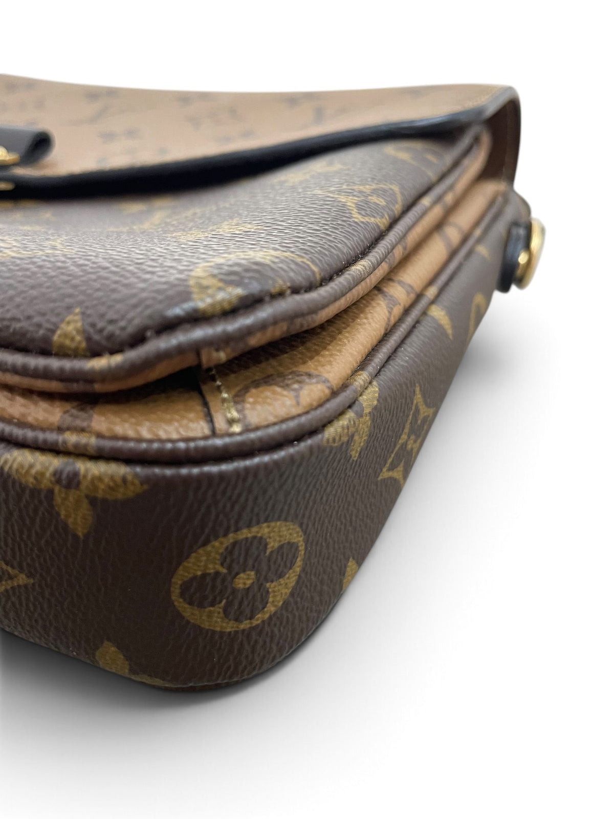 Dettaglio usura angolo destro Louis Vuitton Pochette Métis