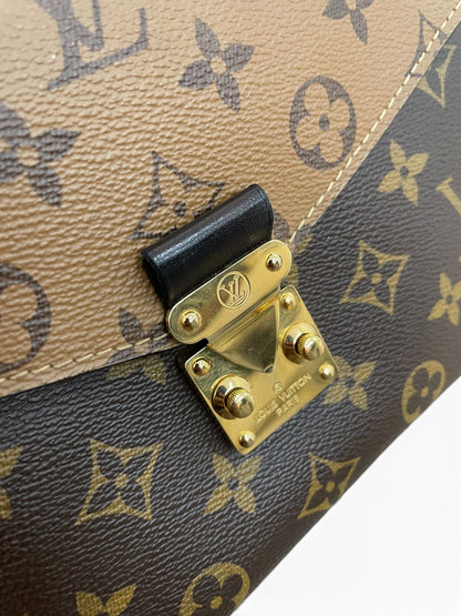 Dettaglio chiusura dorata a V Louis Vuitton Pochette Métis