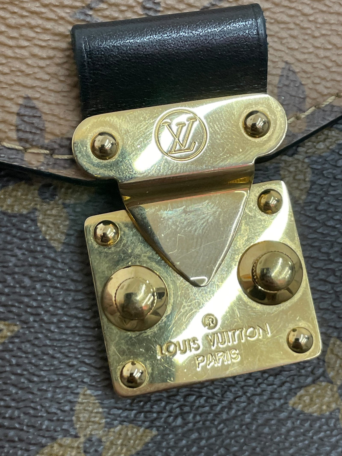 Dettaglio fermaglio dorato LV Pochette Métis aperto