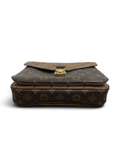 Louis Vuitton Pochette Métis vista dal basso canvas monogram