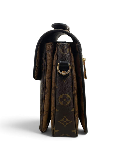 Louis Vuitton Pochette Métis vista laterale sinistra con anello D