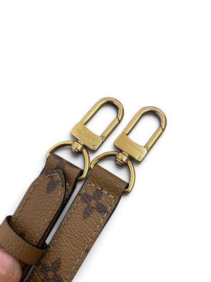 Moschettoni dorati griffati Louis Vuitton della tracolla