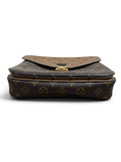 Louis Vuitton Pochette Métis vista fondo canvas monogram