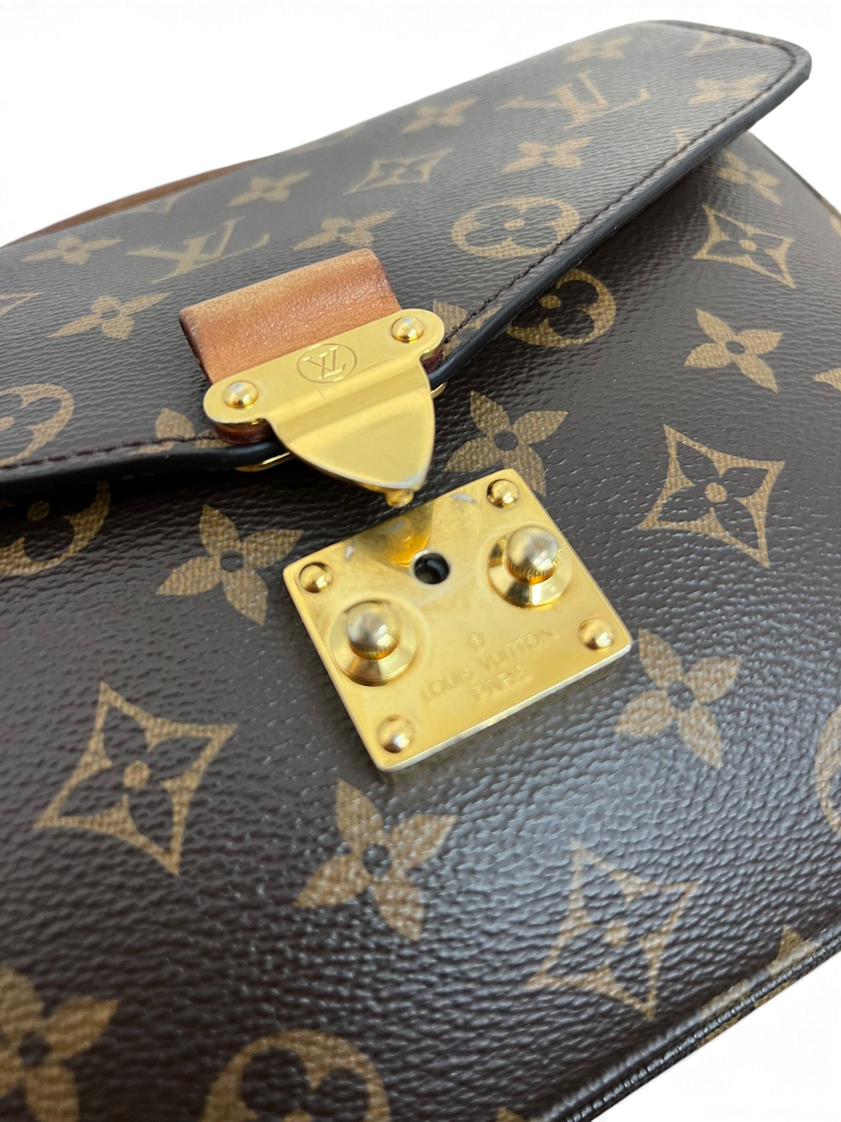 Serratura aperta Louis Vuitton Pochette Métis, dettaglio hardware