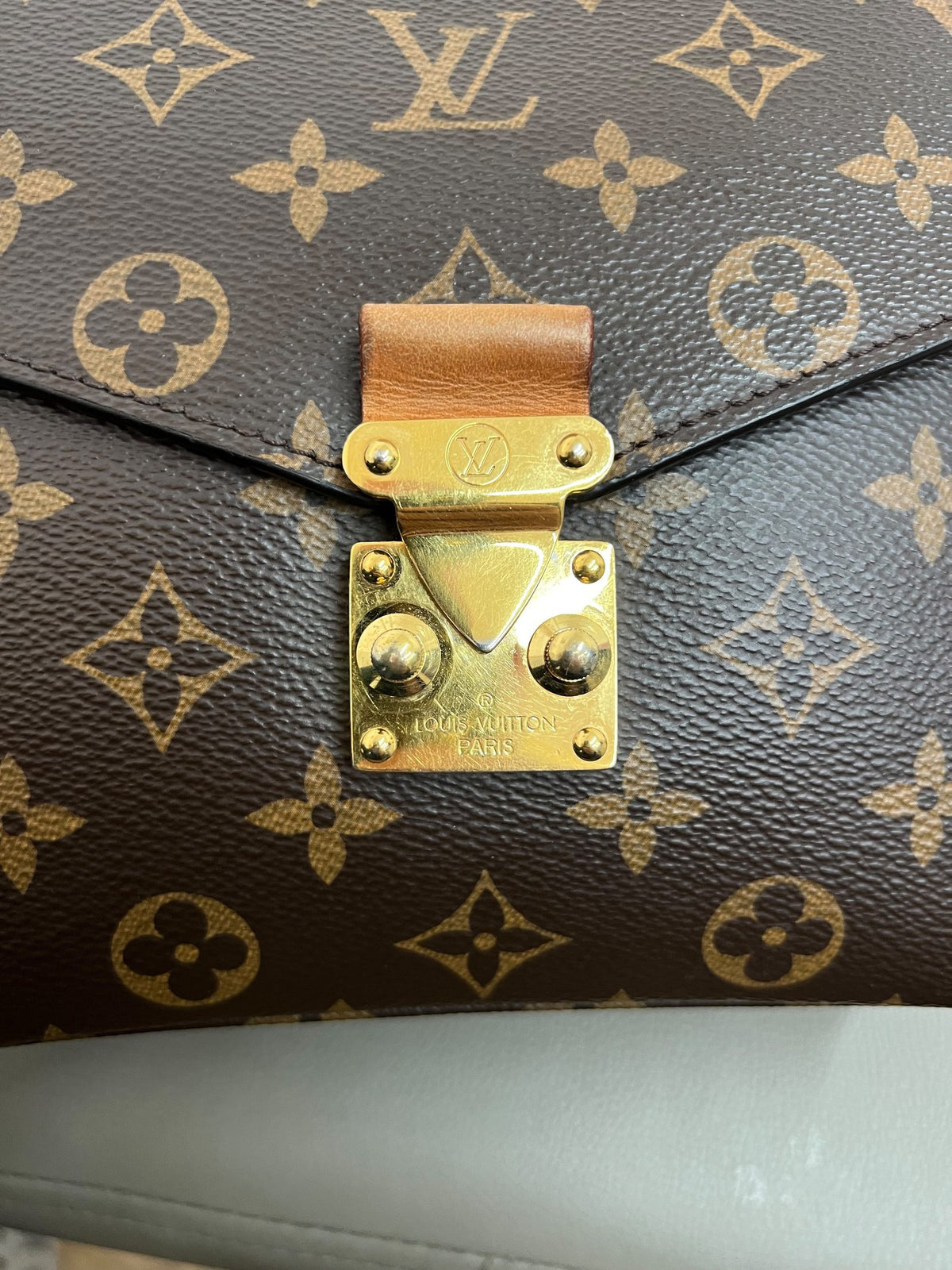 Hardware dorato e serratura Louis Vuitton Pochette Métis