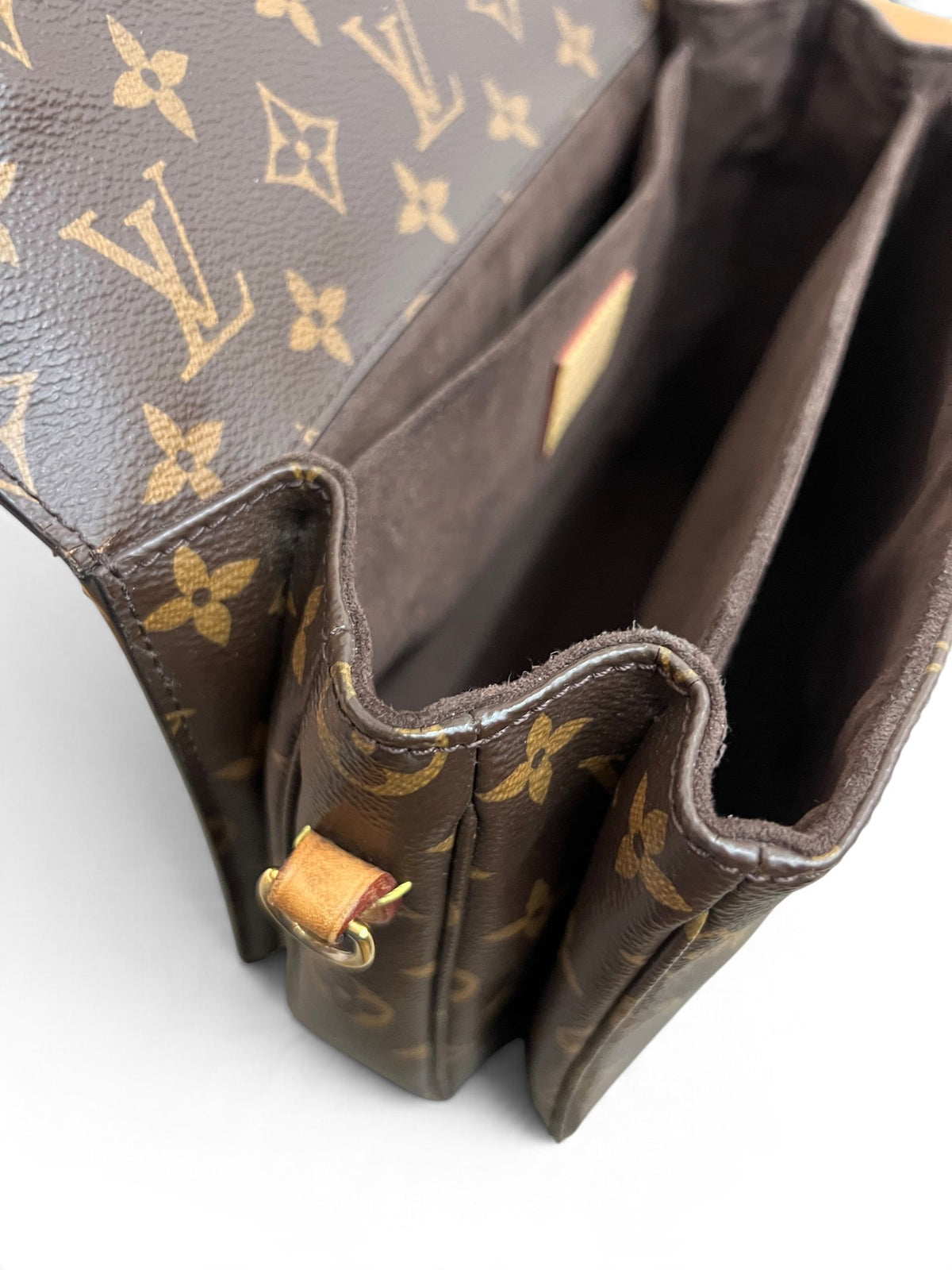 Dettaglio usura bordi interni Louis Vuitton Pochette Métis