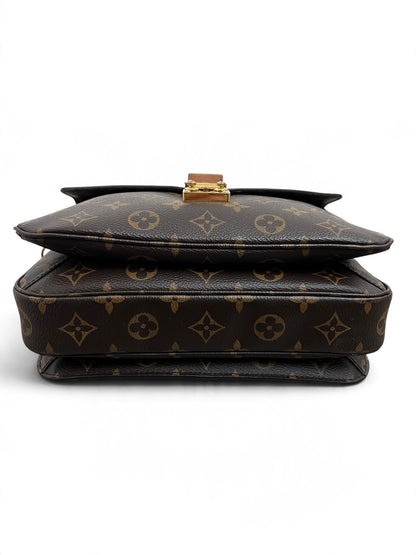 Vista dal basso Louis Vuitton Pochette Métis Monogram
