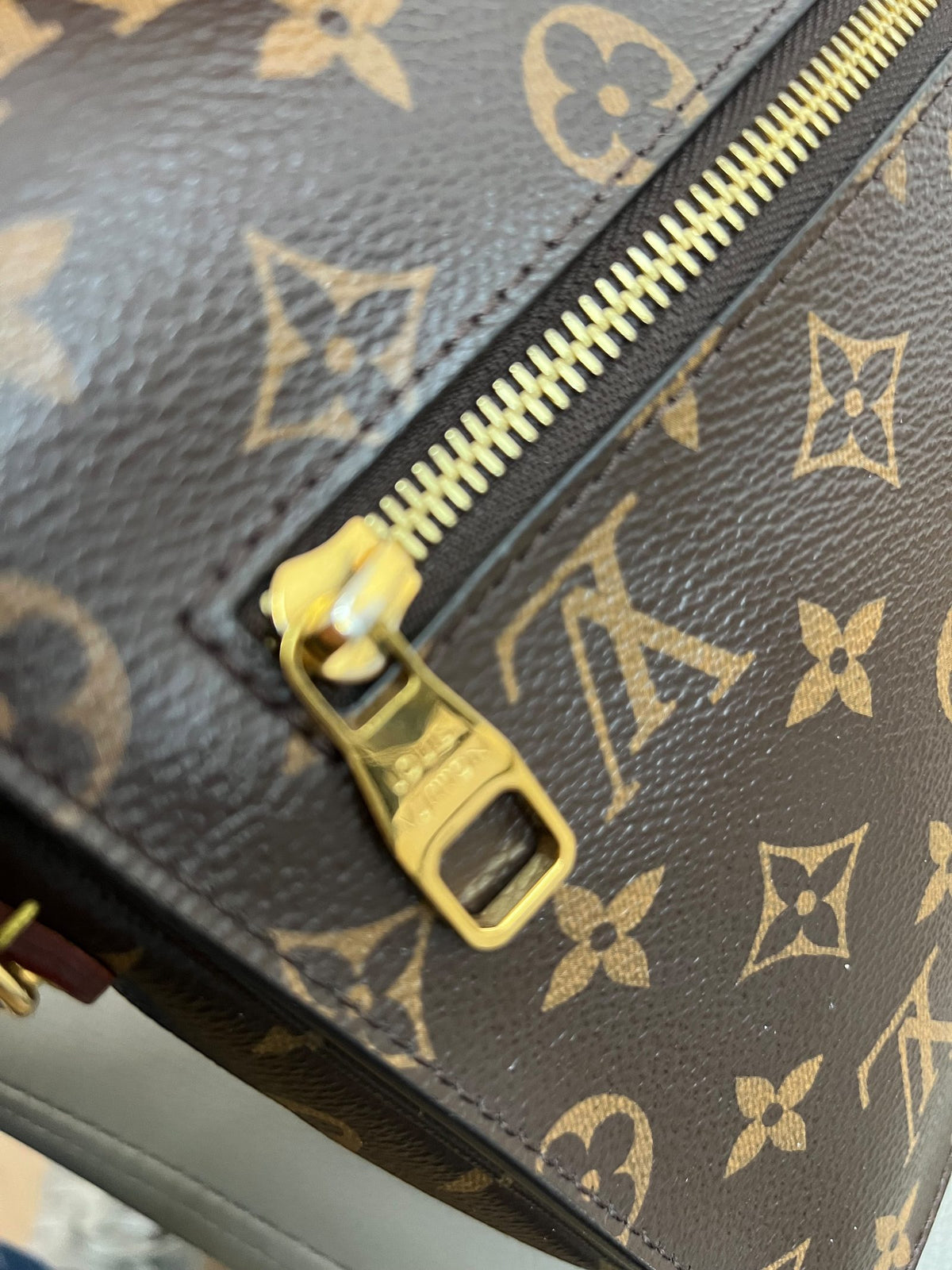 Cursore dorato zip posteriore Louis Vuitton Pochette Métis