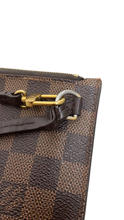 Dettaglio clip dorata pochette Louis Vuitton Damier Ebene