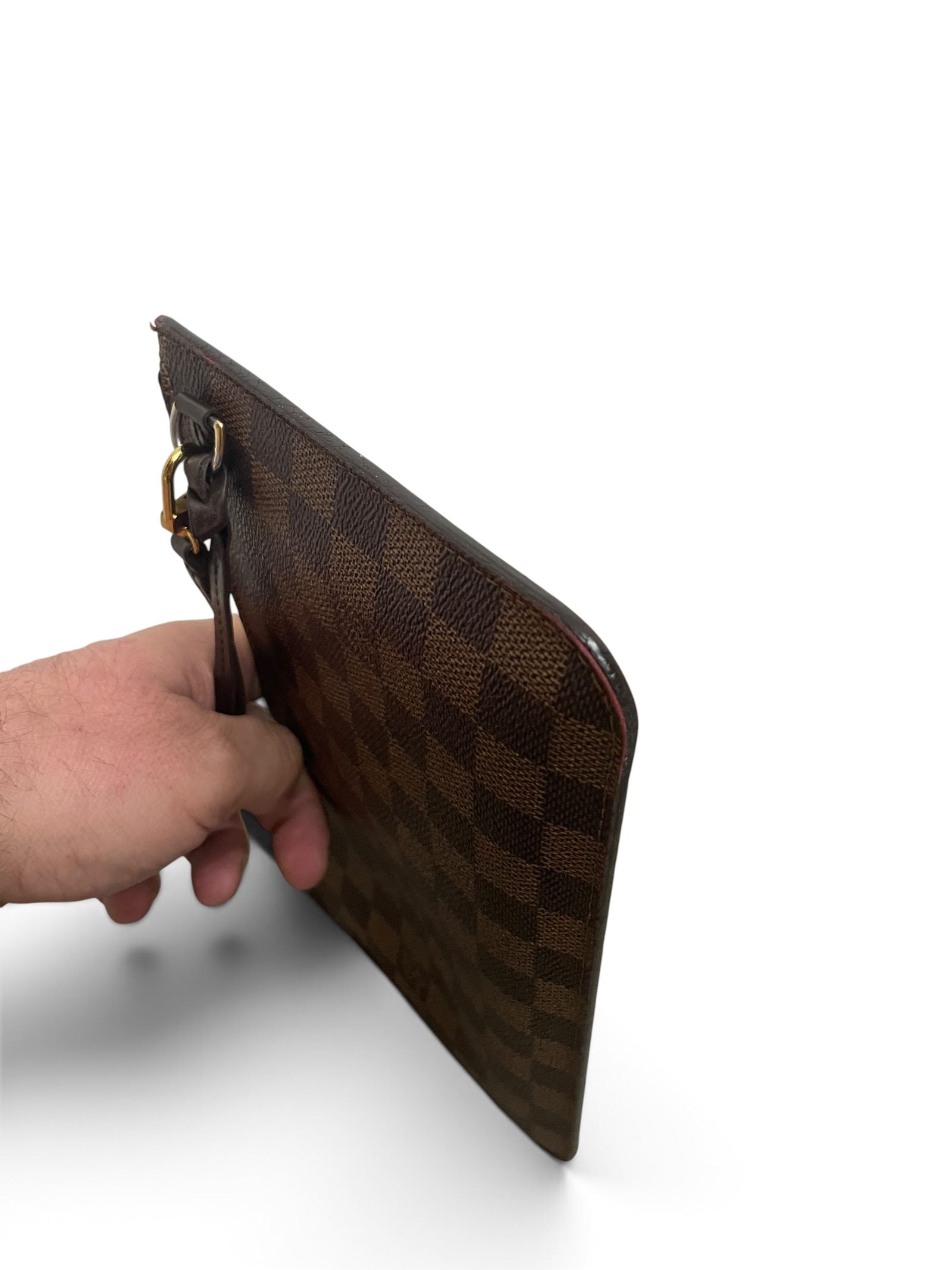 Vista laterale wristlet Louis Vuitton Neverfull Damier