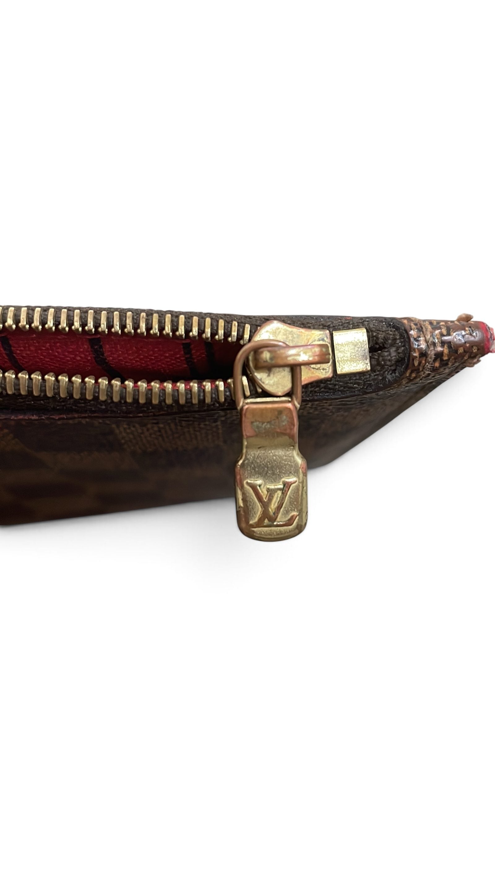 Cursore zip dorato con logo LV pochette Neverfull