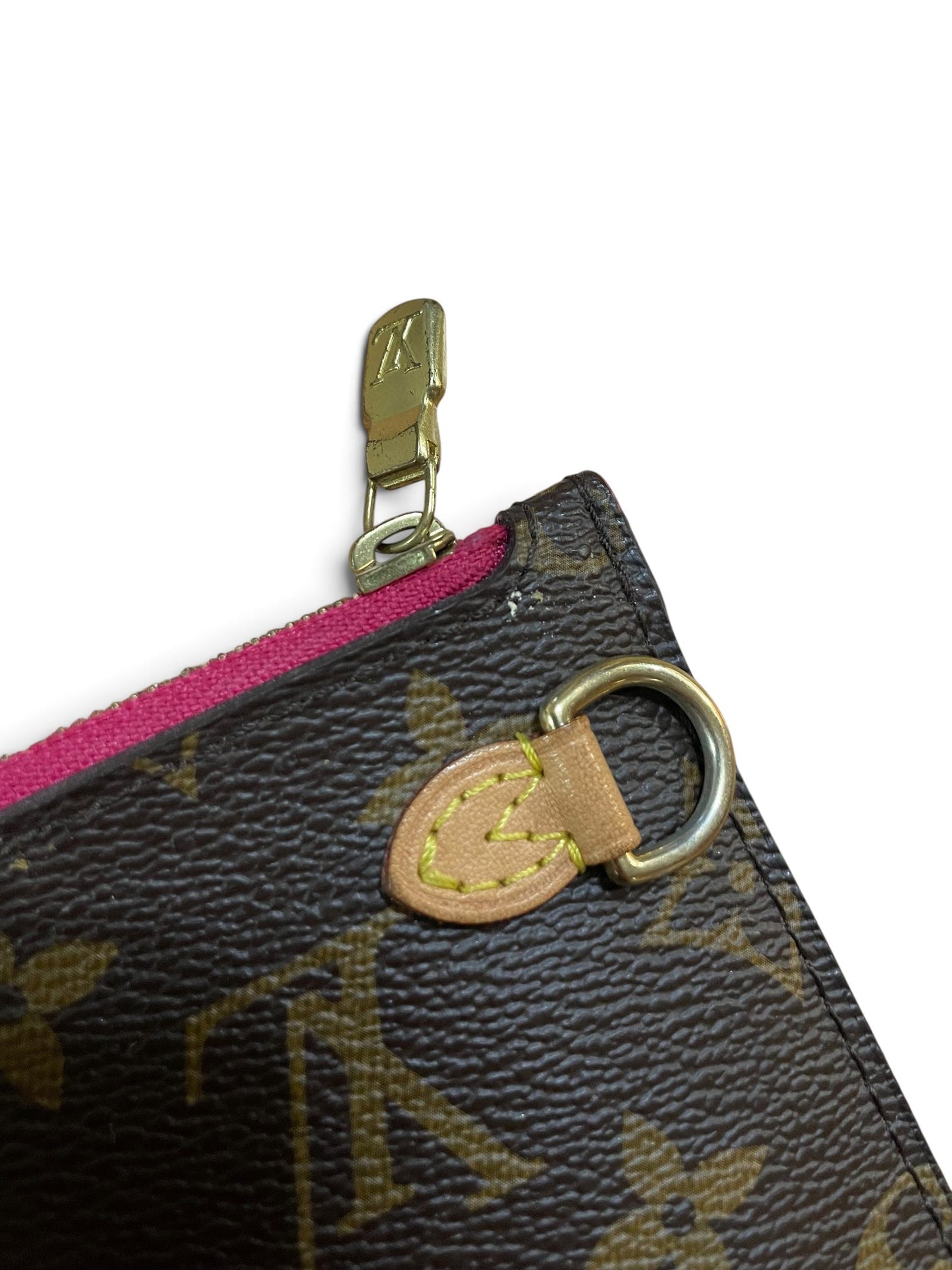 Dettaglio anello metallo dorato e zip Louis Vuitton Neverfull Pochette