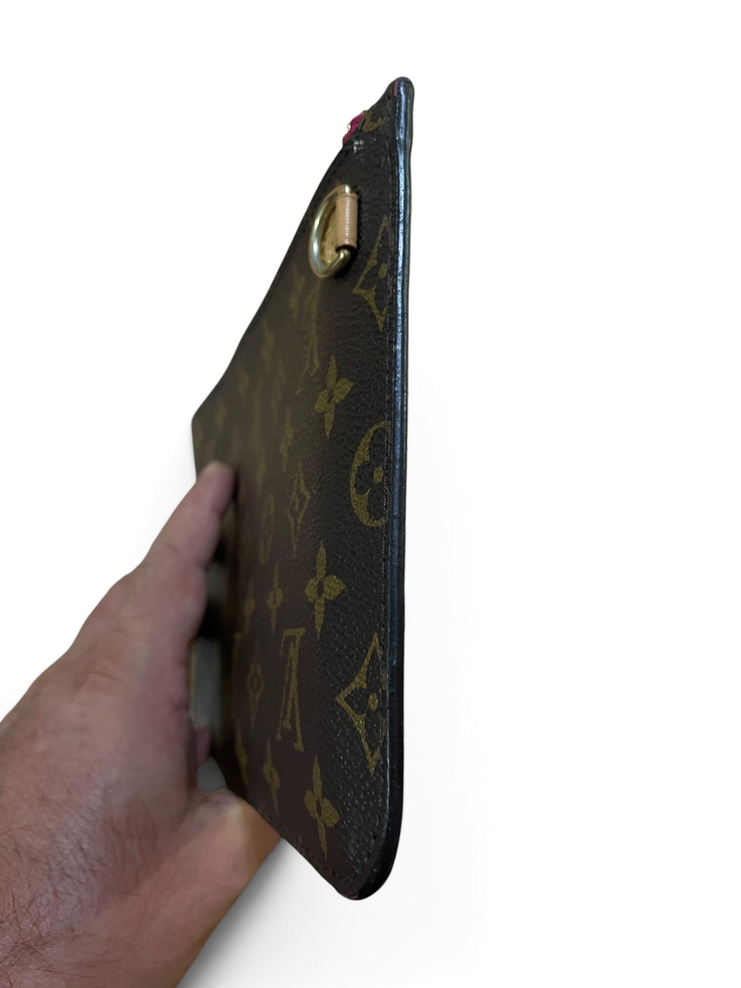 Lato sinistro Louis Vuitton Pochette Neverfull Monogram