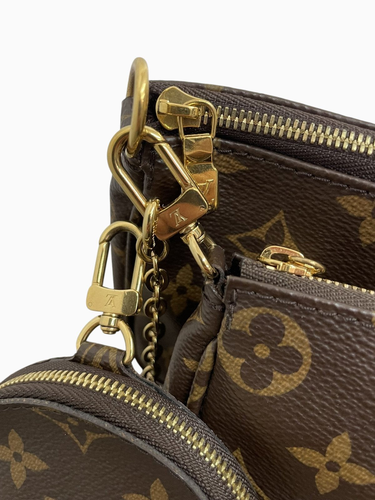 Dettaglio della pochette piccola Louis Vuitton agganciata alla tracolla a catena