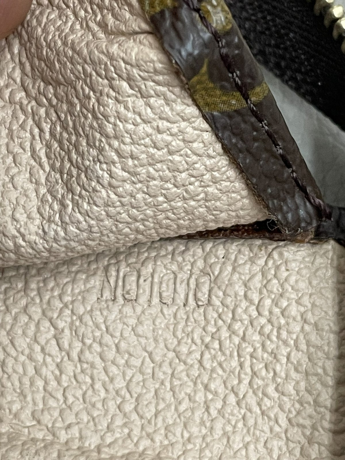 Louis Vuitton Pochette Toilette 19 cm monogram - AgeVintage