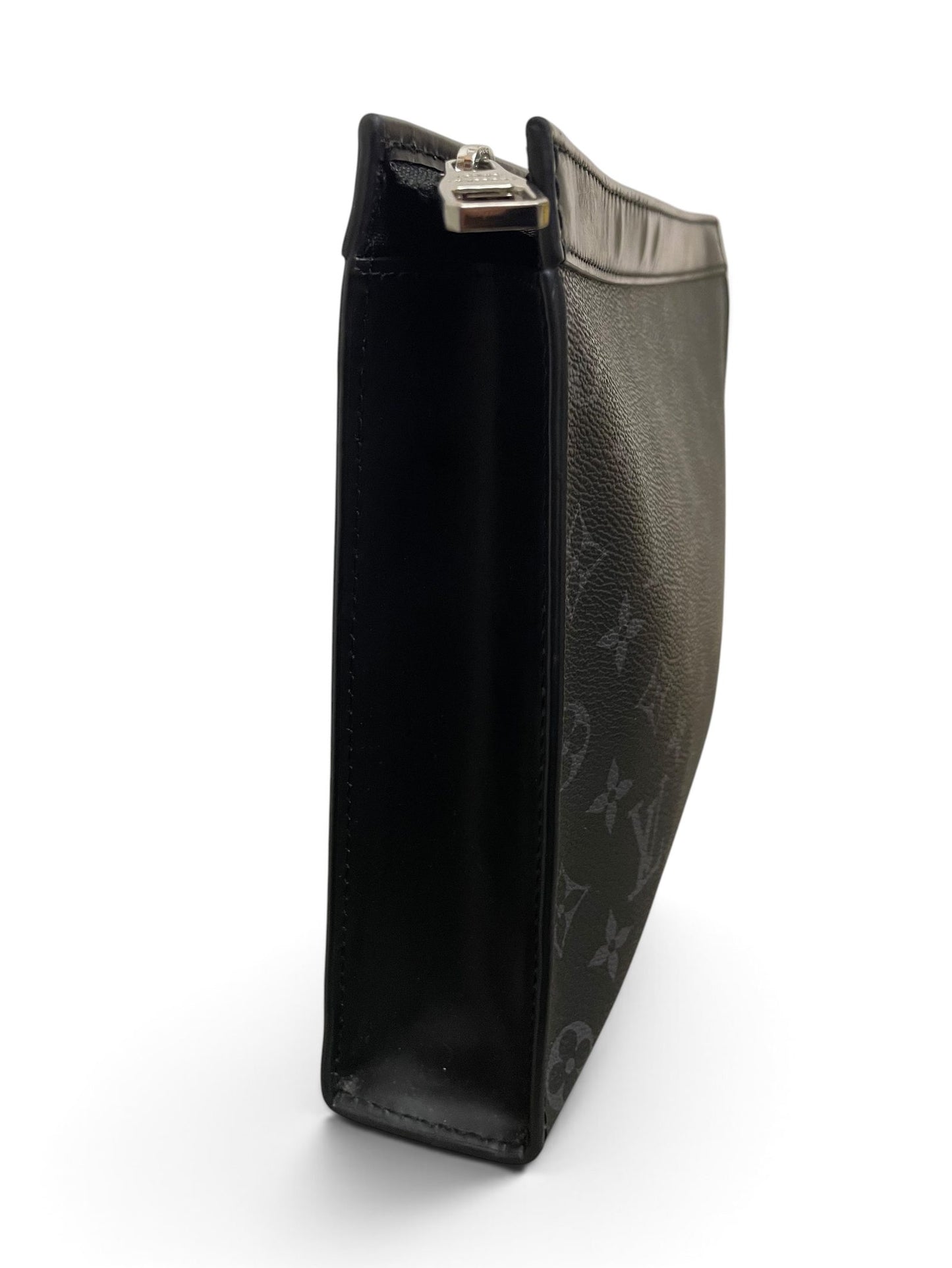 Lato sinistro pochette Louis Vuitton Eclipse con zip