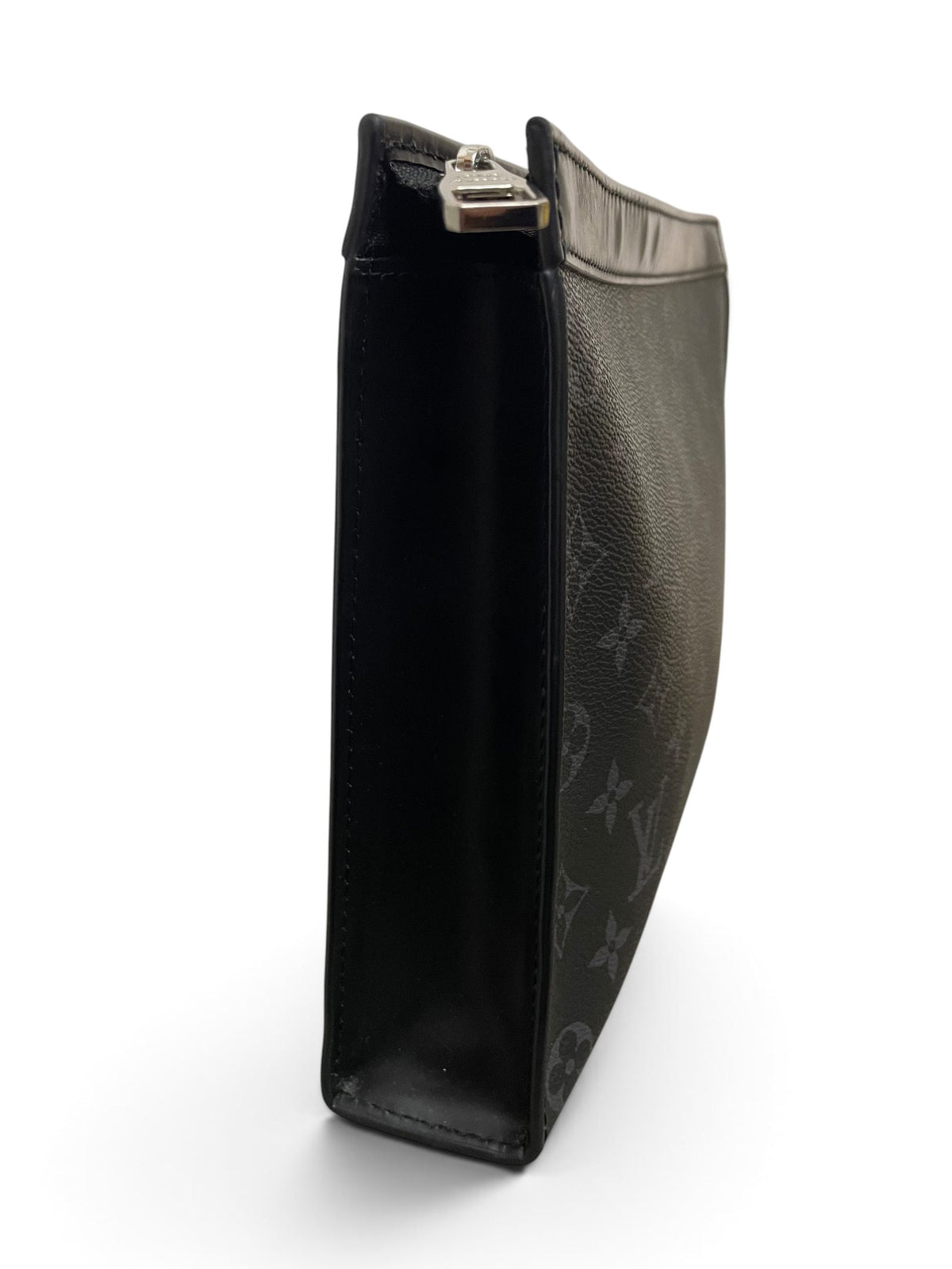 Lato sinistro pochette Louis Vuitton Eclipse con zip