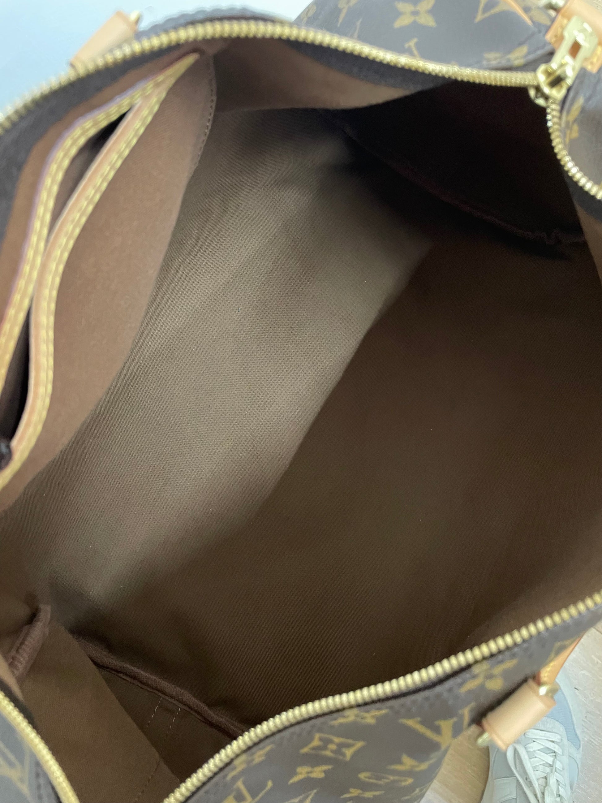 Interno spazioso della borsa Louis Vuitton Speedy 40 rivestito in tessuto marrone.