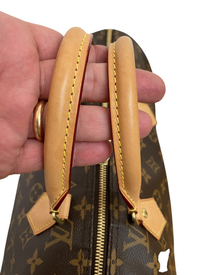 Primo piano dei manici in vacchetta naturale di una borsa Louis Vuitton Speedy