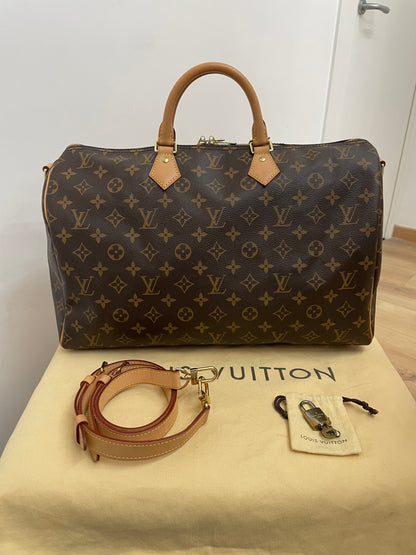 Louis Vuitton Speedy Bandoulière 40 appoggiata sulla sua dustbag con tracolla.